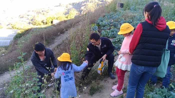 因地形關係再走臨時樓梯