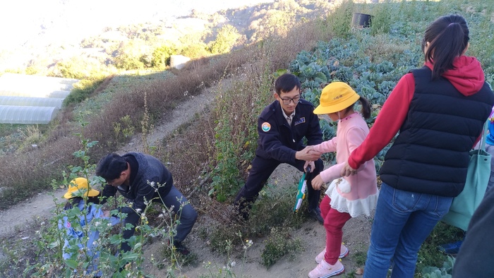 替代役扶著小朋友走樓梯